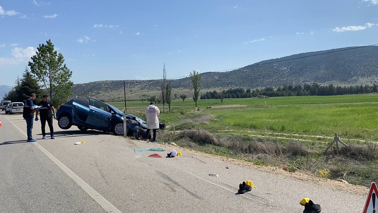 Edinilen bilgiye göre, Eğirdir Dağ Komando Okulu’nda görevli askeri personel İlker A. idaresindeki 17 UY 843 plakalı otomobil sürücüsünün direksiyon hakimiyetini kaybetmesi sonucu yolda radar uygulaması hazırlığı yapan Trafik Denetleme Müdürlüğünde görevli polis memuru Yonuz Turan’a ardından 32 A 5953 plakalı trafik aracına çarptı.