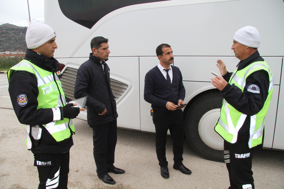  Şehit polis Yonuz Turan, 2018 yılında Isparta'da yaptığı kış lastiği uygulamasında yaptığı denetimler ve sürücüler ile yolculandırdığı anlarda görüntülenmiş ve nezaketi ile dikkati çekmişti.

