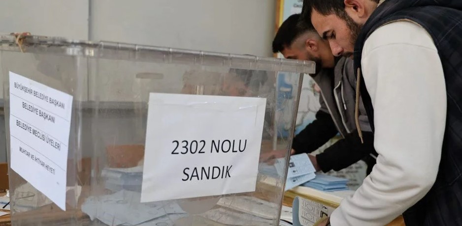  CHP ve AK Parti adayları, eşit oy alarak seçimlerin tekrarlanmasını gerekli kıldı.31 Mart’ta gerçekleştirilen yerel seçimlerde, Çıldır ilçesinde nefes kesen bir yarış yaşandı. CHP’nin adayı Nurettin Aygün ve AK Parti’nin adayı Kemal Yakup Azizoğlu, sandıktan %28,74 oy alarak eşitliği sağladı. Bu durum, Türkiye’de sıkça rastlanmayan bir olay olarak, tüm gözleri Çıldır’a çevirdi.