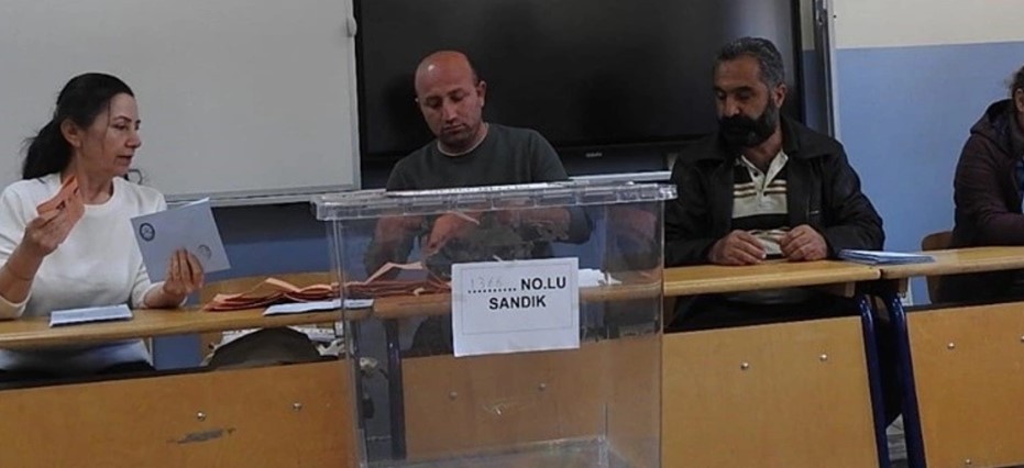 Adıyaman’da CHP’nin adayı Abdurrahman Tuttere’nin kazanmasının sebebinin, bu konutların şaibeli bir şekilde kurayla şeyhlere verilmesi olduğu iddia edildi. CHP’li Abdurrahman Tutdere, Adıyaman’da AKP’ye karşı büyük bir fark atarak seçimi kazandı. Tutdere, “Hiçbir ayrım yapmaksızın, Adıyamanlı hemşerilerimin adayı oldum. Adıyaman’ın sesini herkes duyacak. Bu seçimin kaybedeni yok, kazananı bütün Adıyaman!” dedi.