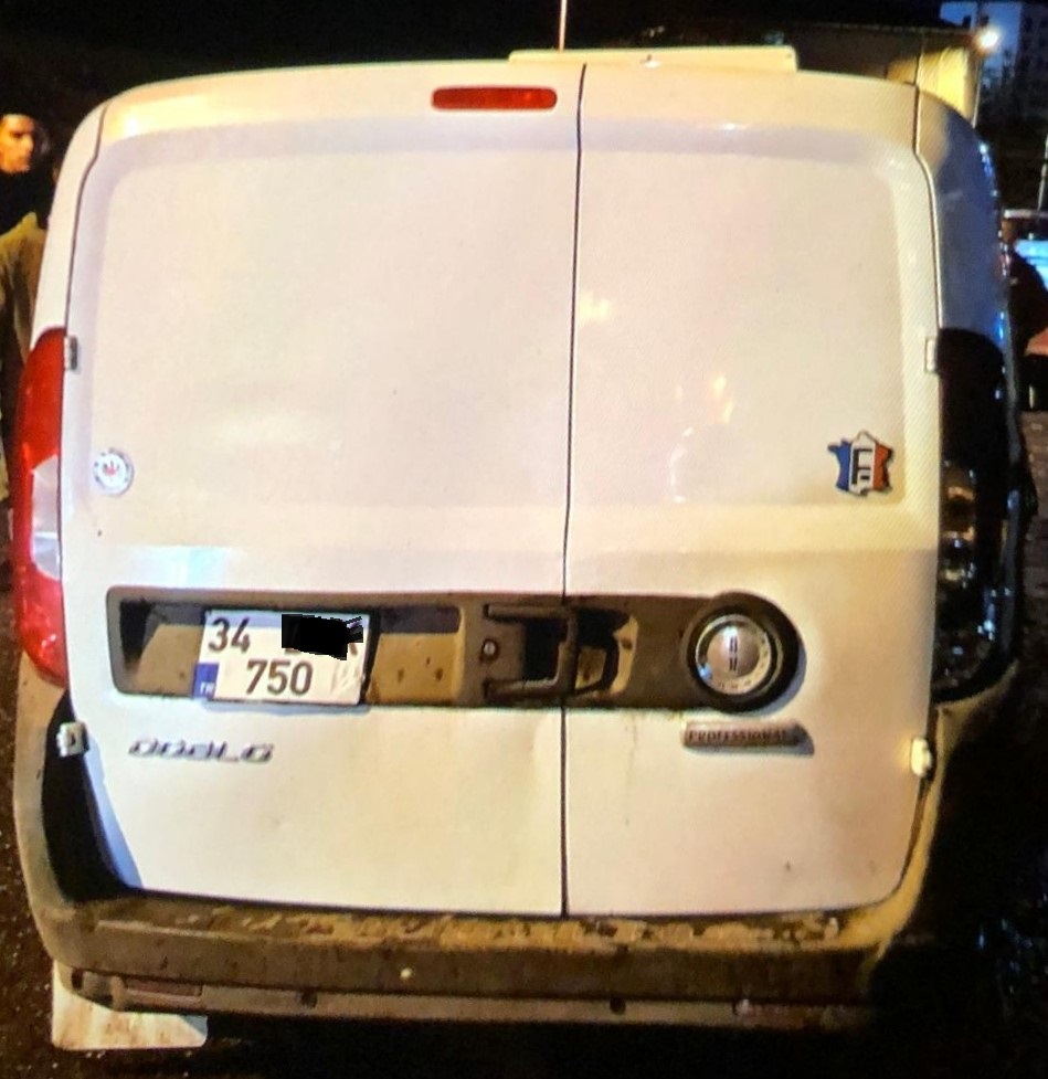 Başka görgü tanığı Serdar Burak Eker, "Doblo sürücüsü var bizim yaşlarımızda 2 tane çocuk, çok hızlı geliyorlar. Yerler de ıslak olduğu için hakimiyetini kaybetmiş. Önde bir panelvan vardı, ona sürttü. Sonra otomobile çarptı. Sonra jeep kurtulayım derken ona ön sağ kafasından çarptı. Sonra park halindeki araçlara çarparak tır dorsesinin orada durdu. Zaten Doblo'nun tekeri orada kaldı, kıvılcımlar falan çıkıyordu. Çocuk büyük ihtimalle şoktan dolayı sarhoş zannedildi, linç ettiler çocuğu. Polis geldi kaldırdı, ifade vermeye götürdüler. Kaldırıma çıkan araçlar oldu baya büyük maddi hasarlı kaza ama can kaybı yok. Ben 20 yaşındayım çocuk da benim yaşlarımda bir şey ama şoktan dolayı konuşamıyordu. Öyle üzüldüm kendisine" ifadelerini kullandı.