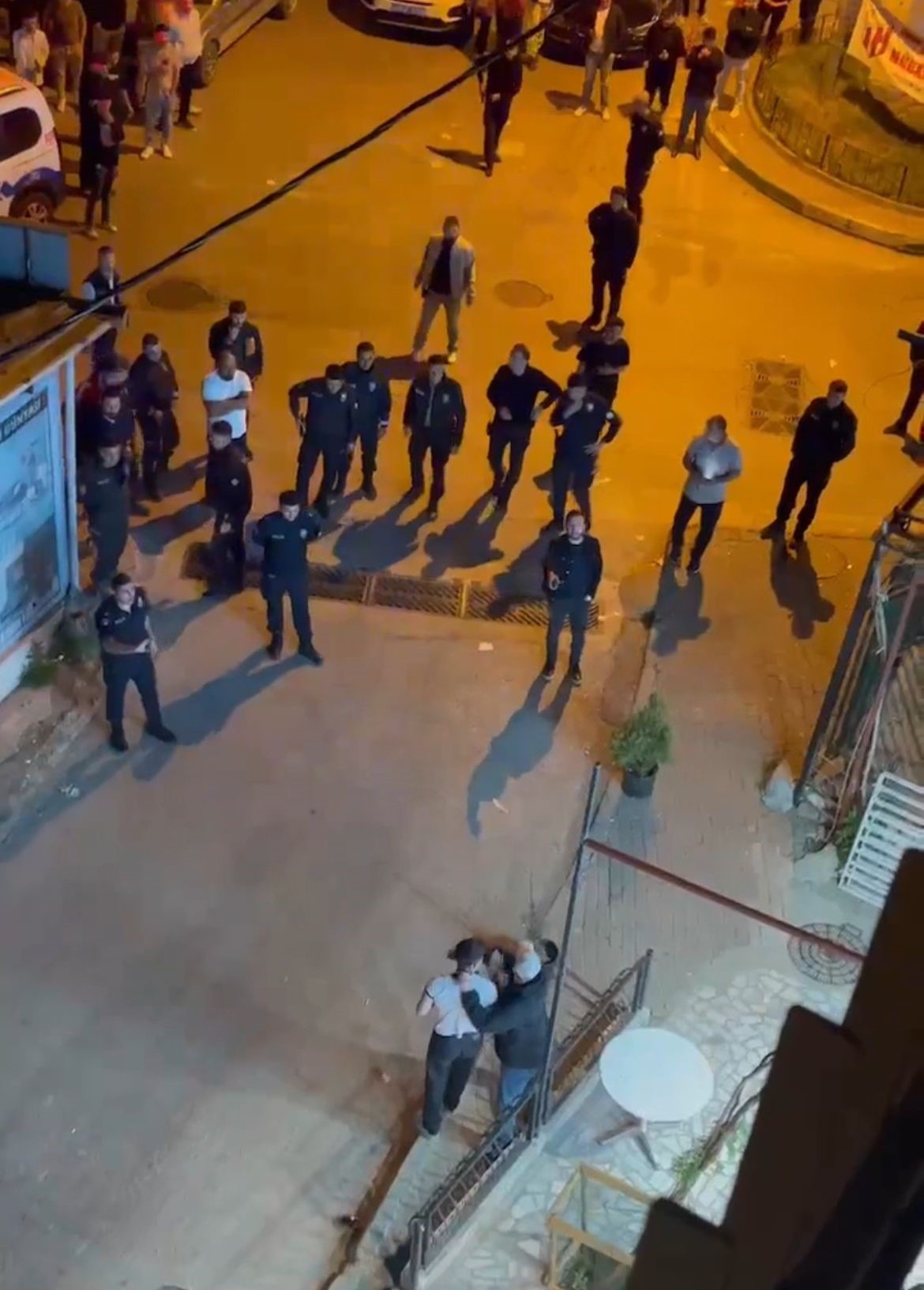 Babasıyla konuşmak isteyen gencin isteğini kırmayan ekipler, saldırganı sakinleştirmek için bir süre bekledi. Babanın olay yerine gelmesiyle kardeşini bırak ağabey, polis ekiplerince gözaltına alındı. O anlar kameraya yansırken, olayla ilgili tahkikat devam ediyor.