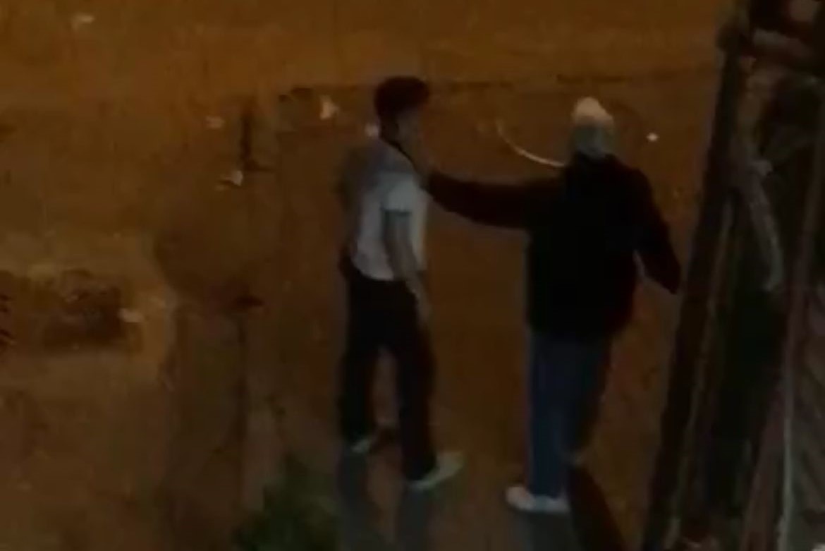 Merkez, Yıldırım ilçesi Yavuzselim Mahallesi’nde oturan E.G. babasıyla yaşadığı tartışma sonrası erkek kardeşini bıçakla sokak ortasında rehin aldı.
