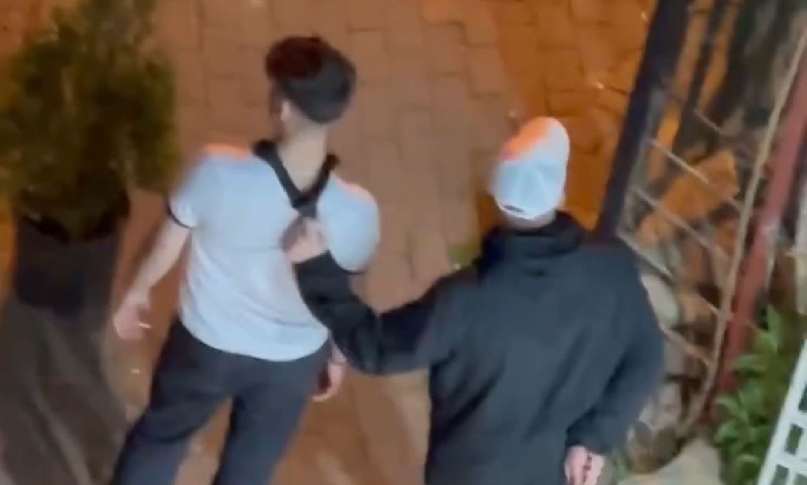 Vatandaşların ihbarı üzerine bölgeye çok sayıda polis ve sağlık ekibi sevk edildi. Polis ekipleri güvenlik önlemleri çerçevesinde saldırganı dakikalarca ikna etmek için uğraştı.

