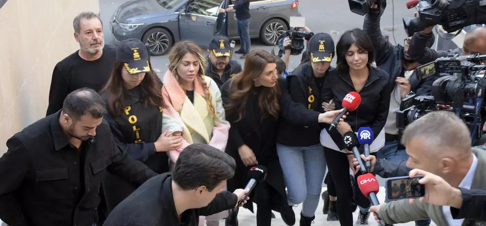 İki kardeşin koğuş arkadaşı olan bankacı Seçil Erzan’ın durumu da dikkat çekici. Seçil Erzan, futbol dünyasının ünlü isimleri de dahil olmak üzere birçok kişiyi ‘yüksek kâr vaadiyle’ milyonlarca dolar dolandırdığı iddiasıyla tutuklandı.