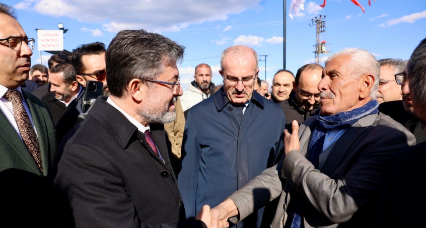 Bakan Yumaklı, sosyal medya üzerinden yaptığı açıklamada, “Üreticilerimiz ve çiftçilerimiz için desteklerimiz devam ediyor. Toplamda 4 milyar 435 milyon 821 bin lira değerindeki tarımsal destekleme ödemesini çiftçilerimizin hesaplarına yatırıyoruz. Hayırlı ve bereketli olsun” ifadelerini kullandı.