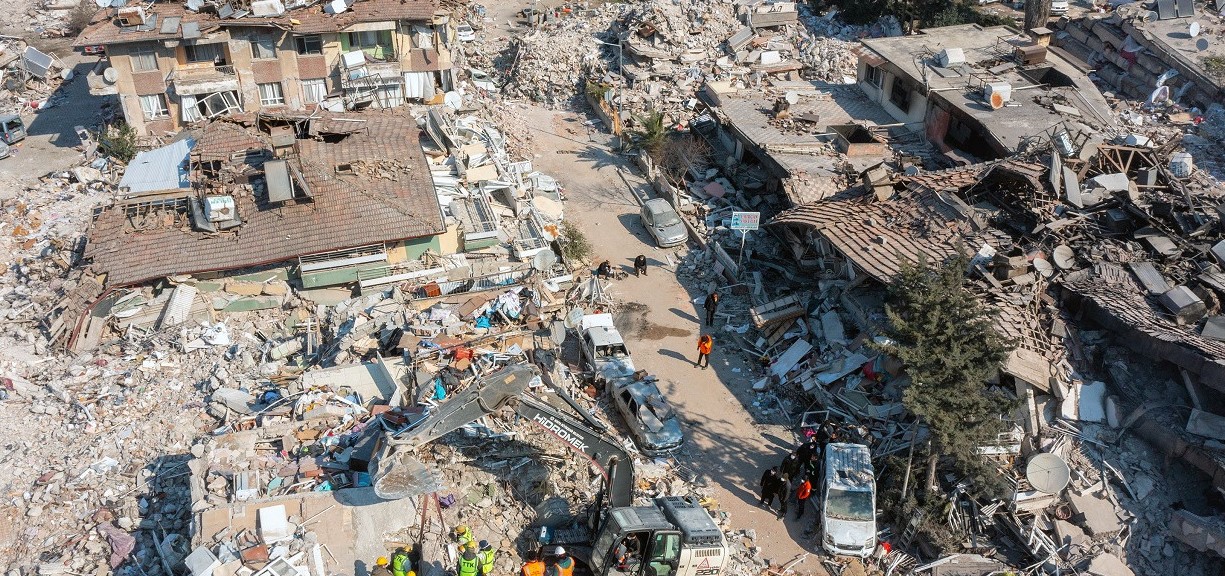 9,65 ve 8,89 KM derinliğinde meydana gelen depremler vatandaşlarda panik yarattı.
