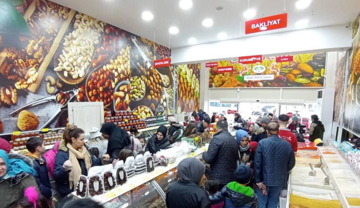 Türkiye’deki ekonomik kriz, birçok şirketin iflas etmesine ve kapılarını kapatmasına neden oldu. Maksul Gıda da bu şirketlerden biri oldu. Şirket, kuruyemiş ve baharat sektöründe yaptığı yatırımlarla kısa sürede büyüdü ve 200’den fazla şubeye ulaştı. Ancak, mali zorluklar nedeniyle, şirket hızla düştü.