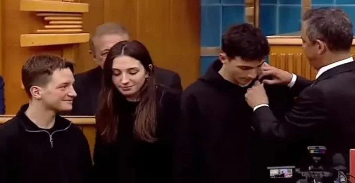 CHP Genel Başkanı Özgür Özel, üçüz kardeşlerin de partiye üye olduklarını duyurdu. Özel, “Gelecek hafta dördüzler gelirse kapımız açık.Ayşegül, Eren ve Enes baba ocağına hoş geldiniz” dedi.