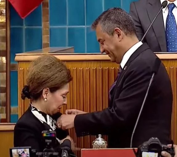 Özel, Atabay’ı “çok önemli bir bilim insanı ve çok iyi bir idareci” olarak nitelendirdi ve yerel yönetimler akademilerinin gücüne güç katacağını belirtti.