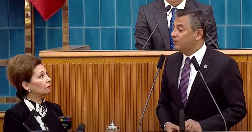 Geçtiğimiz hafta Muhammed ve Mustafa adlı ikizlerin partiye katılmasının ardından, bu kez de Ayşegül, Enes ve Eren adlı üçüz kardeşler CHP’ye üye oldu.