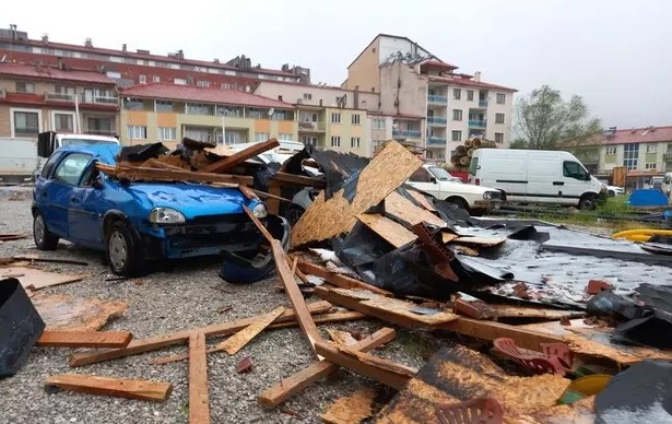 ANTALYA’DA FIRTINA ETKİSİNİ GÖSTERDİ

Antalya’da fırtına ve sağanak yağış, yaşamı olumsuz etkiledi. Kent merkezi ve bazı ilçelerde, sabah saatlerinden itibaren fırtına ve aralıklarla sağanak yağış etkili oldu.