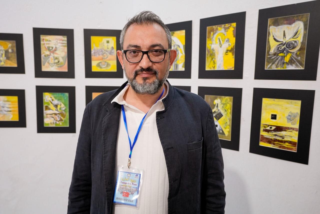 Marina'da İlkbahar Festivali kapsamında kişisel resim sergi açan Prof. Dr. Mustafa Cevat Atalay, Tunus’ta açtığı sergiyle birlikte yurt dışındaki 9’uncu sergisi olduğunu söyledi. Sergi hakkında bilgi veren Prof. Dr. Atalay konuşmasında şunları söyledi: Mevlana Celaleddin-i Rumi'nin vefatının 750. yılının anıldığı 2023'te düzenlenen çevrim içi sergideki eserleri fiziksel sergiye dönüştürdük.