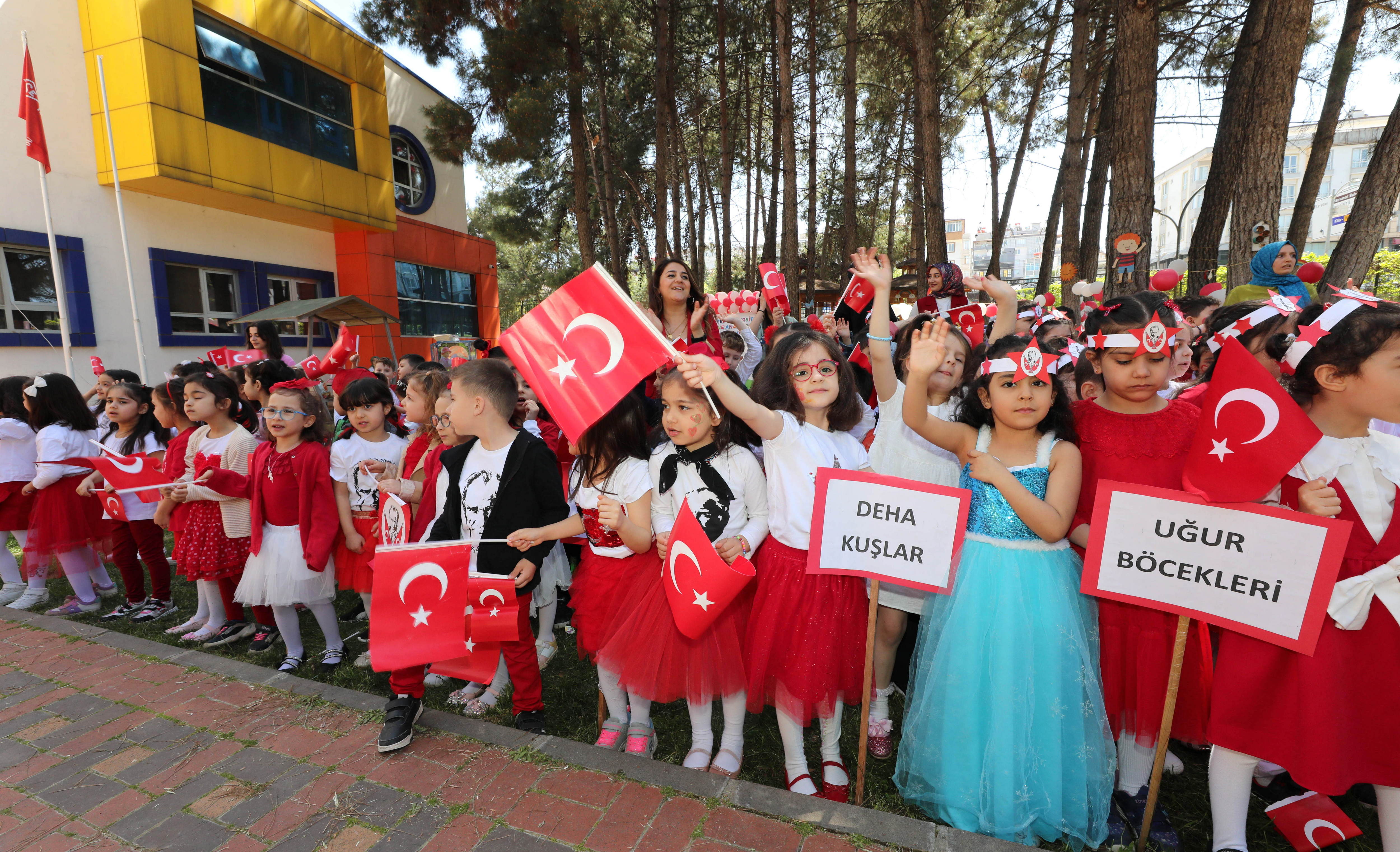 Atatürk’ün çocuklarımıza armağan ettiği bu güzel günde çocuklarımız da heyecanlı biz de heyecanlıyız. Geleceğimizin teminatı olan çocuklarımızla bu anlamlı günün heyecanını yaşamak bizi çok mutlu ediyor.