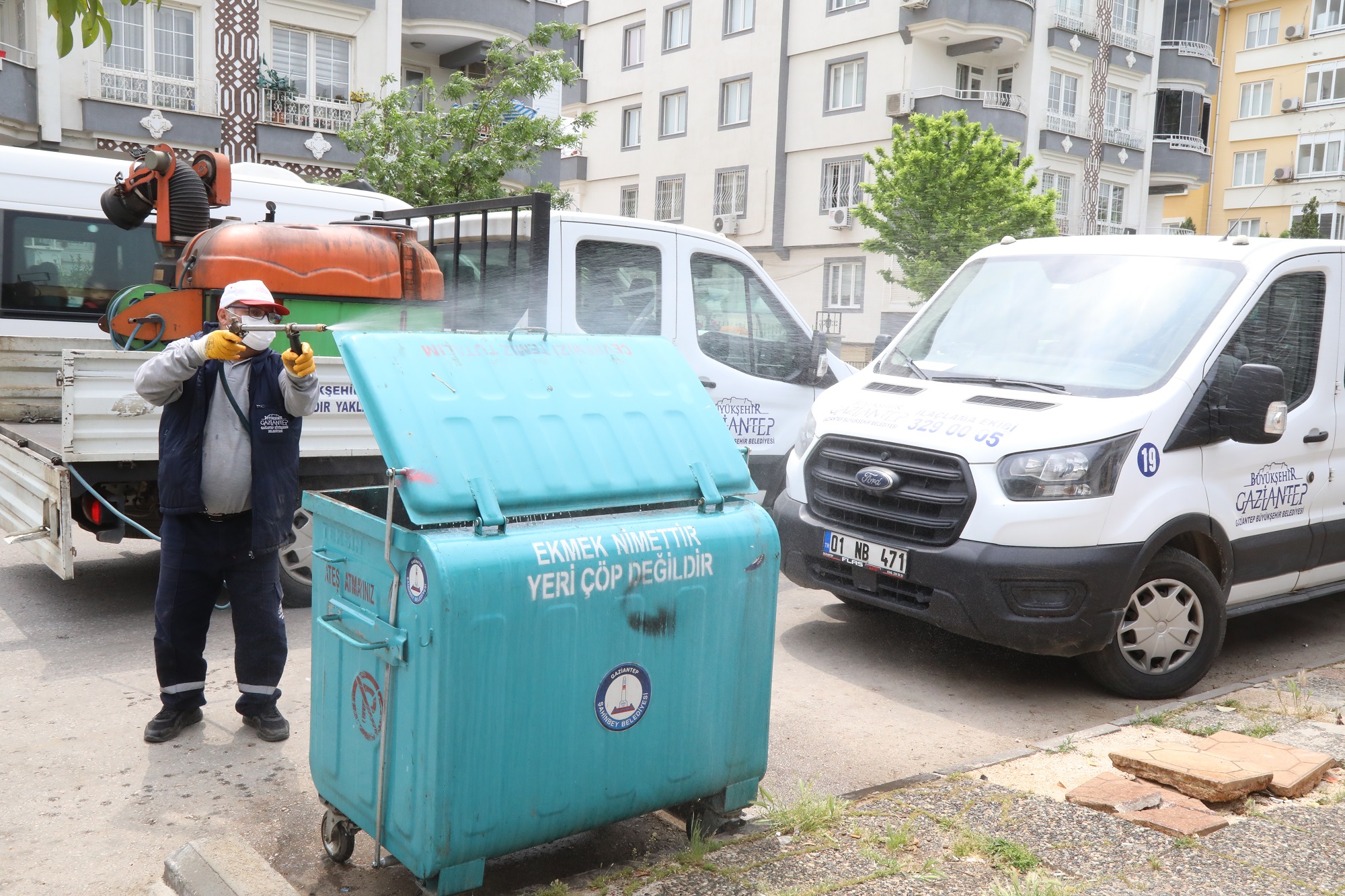 Bu kapsamda saha kontrollerini düzenli olarak sürdüren GBB Kent Estetiği ve Yeşil Alanlar Daire Başkanı Murat Öz, 7/24 sahada ekiplerin çalıştığını belirterek, bu çalışmanın yanında vatandaşlara da önemli görevler düştüğünü söyledi.