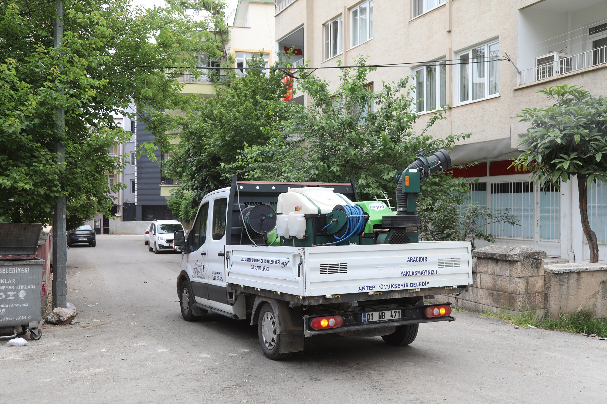 Kent Estetiği ve Yeşil Alanlar Daire Başkanı Murat Öz, “İlaçlamaların tam anlamıyla kent içinde karşılık bulması için vatandaşların çöplerini çöp kovalarına ağzı kapalı bir şekilde atmaları, çevre temizliğine dikkat etmeleri, kova ve bidon içinde bulunan durgun suların ağzını kapalı tutmaları gerekiyor” dedi. 