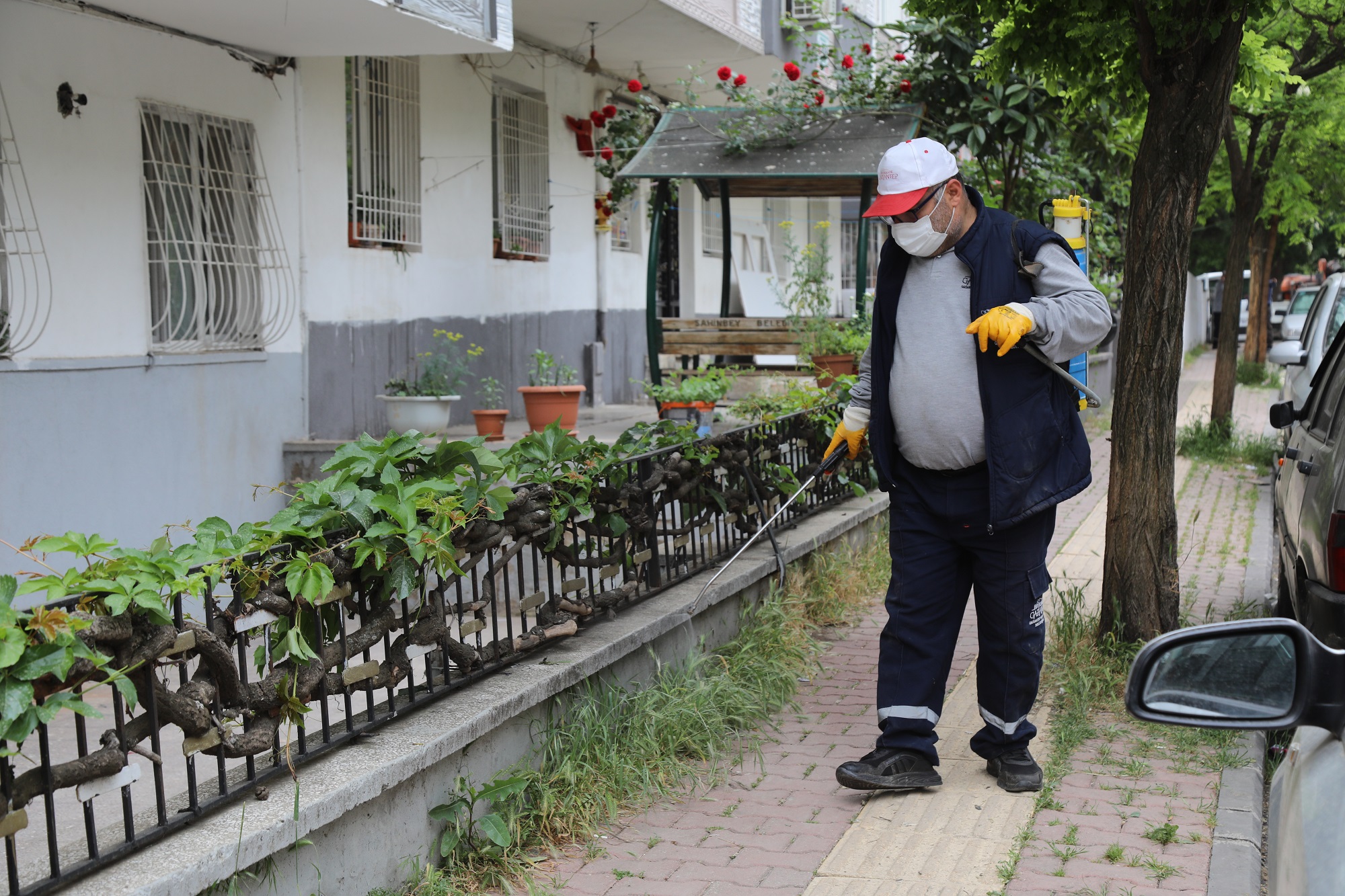 Vatandaşların talep ve şikayetlerine de hızlıca karşılık verdiklerini aktaran Öz, Gaziantep’te ilaçlama ile ilgili destek almak için vatandaşlar, ‘Gaziantep İletişim Koordinasyon Merkezi'nin (GİKOM)’, ‘ALO 153’, ile ‘0 342 321 00 09’ iletişim numarasından bizlere ulaşabilirler. 24 saat sahada nöbetçi ekiplerimiz bulunuyor. Aynı zamanda saha kontrolünü sağlayan personellerimiz de mevcut” ifadelerini kullandı.

