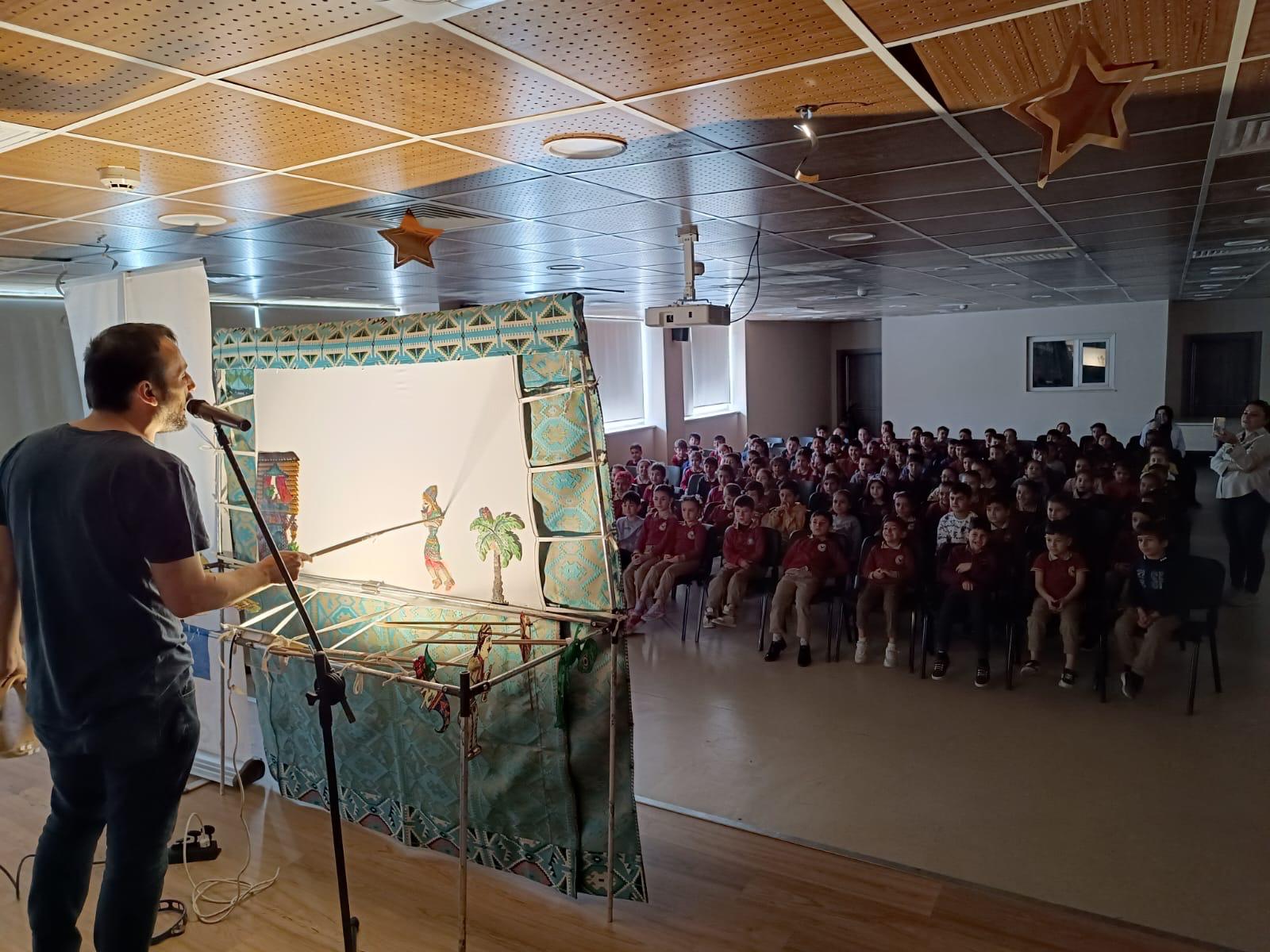 Bir diğer Hacivat Karagöz Gölge Oyunu etkinlik programı ise Hayalbaz, Sokak Sanatçısı Ata Taşkan eşliğinde haftanın yedi günü boyunca Oğuzeli ‘nde 7, Nizip’te 9, Nurdağı’nda 5, İslahiye’de 3 okulda sahnelenirken şehir merkezinde 3 okul, 4 Gündüz Bakımevi ve Kreş, 3 Sanat Merkezi, 4 Kütüphane ve 14 Festivaller Parkı Ramazan Sokağı, Akkent Kültür ve Kongre Merkezi, Vakıf, Şato Restaurant, İKA Sosyal Girişimcilik Merkezi’nde gösterime sunuldu.  "Karagöz İş Arıyor, 7.Kıta, Mahalle’de Şenlik Var" oyunlarını Ramazan ayı boyunca ilçeler ve merkezde 116 seansta 16 bin 812 kişi izledi. 