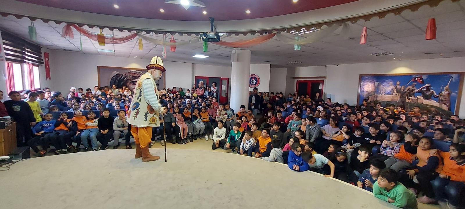 Hacivat Karagöz Gölge Oyunu etkinlik programı, tescilli Karagöz Sanatçısı Hayali Ahmet Aksoy eşliğinde haftanın altı günü boyunca 24 okul, 12 Festivaller Parkı Ramazan Sokağı, 2 Oyun ve Oyuncak Müzesi, Hobi Bahçesi’nde sahne aldı.  "Karagöz’ün Yalanı, Zenginliği, Rüyası, Manavı, Sandığı, Karısı, Salıncağı, Berberliği, Hacivat’ın Şakası, Karagöz İş Arıyor, Harikalar Sirki, İftar, Kayıkçı, Cadı ve Sandal” oyunlarına 119 seansta 15 bin 308 kişi katıldı. 