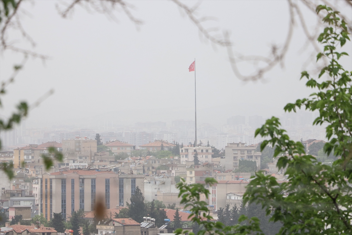 Oto yıkamacı Erkan Altunbaş, toz taşınımı nedeniyle araçlarını yıkatmak isteyenlerin sıra oluşturduğunu belirtti.
