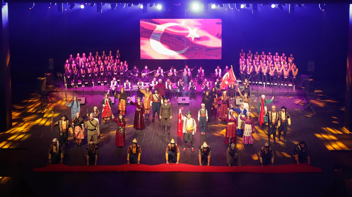 GAÜN Türk Musikisi Devlet Konservatuvarı Müdürü Prof. Dr. Zinnur, GAÜN Türk Musikisi Devlet Konservatuvarı mensubu olmasından dolayı gurur duyduğunu ifade ederek, konserde emeği geçenlere teşekkür etti.