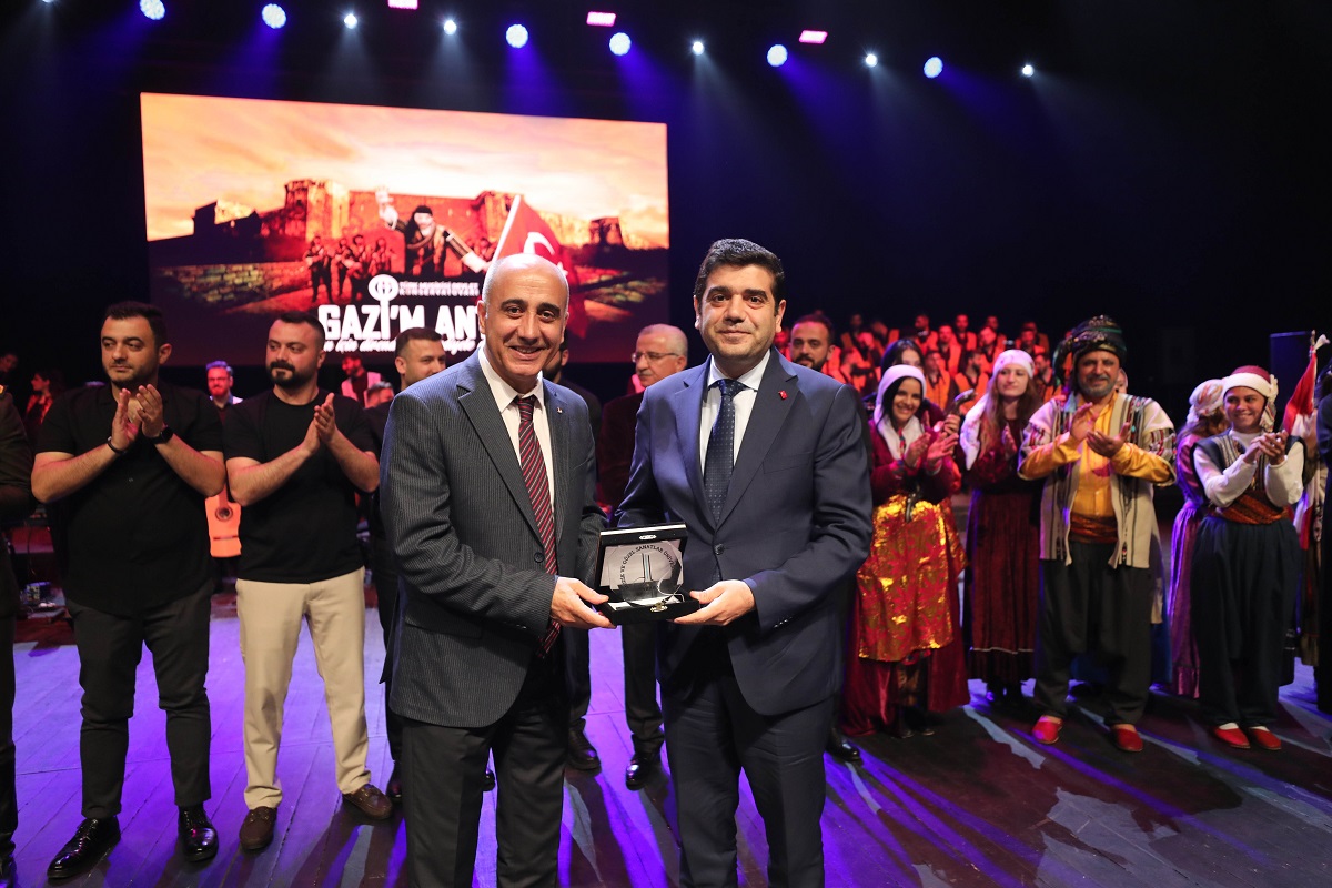 Konser sonunda Müzik ve Genel Sanatlar Üniversitesi Rektörü Prof. Dr. Erhan Özden GAÜN Türk Musikisi Devlet Konservatuvarı Müdürü Prof. Dr. Zinnur’a, Sivas Bilim ve Teknoloji Üniversitesi Rektörü Prof. Dr. Mehmet Kul da Konserin Sanat Yönetmeni Öğretim Görevlisi Hakan Tayüz’e çiçek takdim etti.