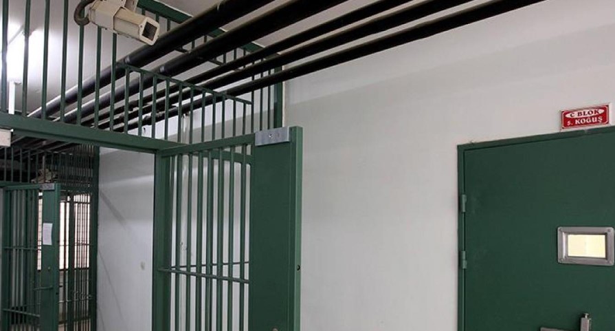Denetimli serbestlik kapsamında şu anda yaklaşık 300 bin yükümlü bulunuyor, ancak elektronik izleme kapasitesi sadece 3 bin kişi. BİOSİS ile 300 bin kişinin elektronik izlemesi mümkün olacak. Yükümlülerin rızaları alındıktan sonra, kendi elektronik cihazlarına sistem yüklenecek.
