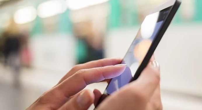 Biyometrik doğrulama yöntemleri ve GPS özellikleri kullanılarak izleme yapılacak. Bu sayede saha personeli ihtiyacı ortadan kalkacak. Yükümlülerin elektronik cihazlarına bildirim gönderilerek, konumları ve biyometrik verileri istenilen her an kolaylıkla ve hızlı bir şekilde tespit edilebilecek.

Yükümlünün bulunduğu yere denetim personeli gönderilmesine gerek kalmayacak, bu da büyük oranda personel tasarrufu sağlayacak. Kamu yararına çalışmalarda yükümlünün yerinde olup olmadığı uzaktan kolaylıkla kontrol edilebilecek.