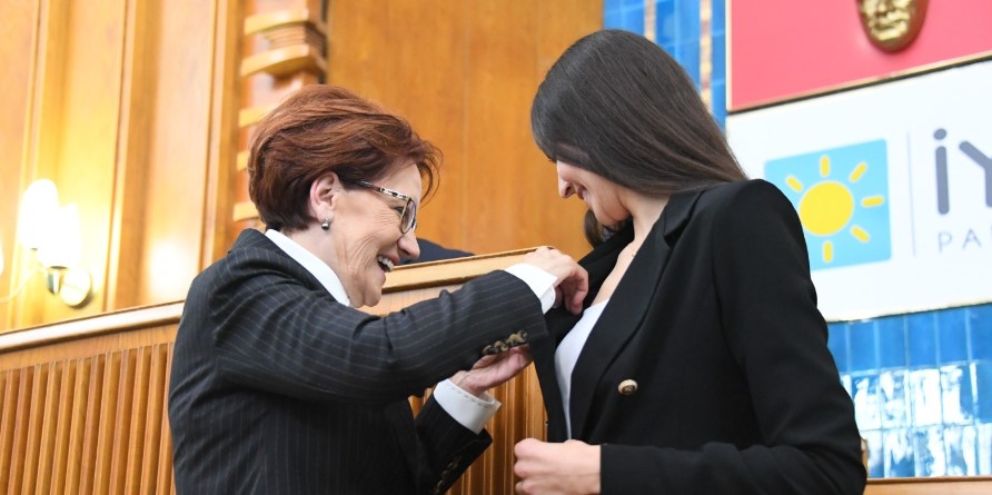  İYİ Parti, 31 Mart yerel seçimlerine kendi adaylarıyla katıldı ancak beklenen sonuçları elde edemedi. Parti, il bazında sadece Nevşehir’i kazanırken, ülke genelinde %3,5 oy alabildi.