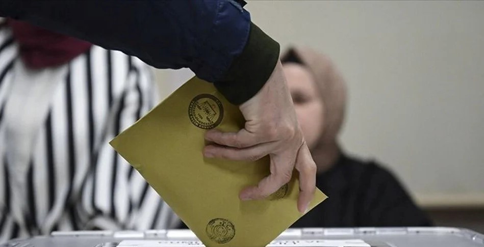 Oy sayımına geçildi ve AK Parti’nin uzun süre yönettiği il, bu sefer CHP’ye geçti.