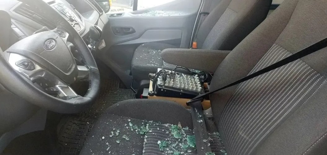 Olay yerine hızla intikal eden emniyet güçleri, saldırganı kısa sürede yakalayarak gözaltına aldı. Saldırganın Adem A. olduğu belirlendi.