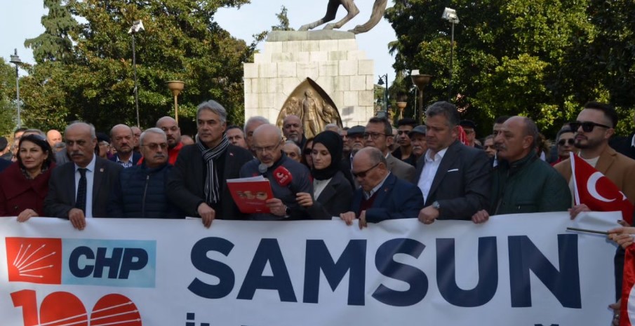 Saldırganın, CHP İlçe Başkanlığı’na ait 06 CHZ 740 plakalı minibüsün camlarını taşla kırdığı ve ardından lastiklerini patlattığı belirtildi.