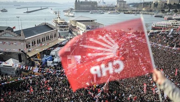 Aracın camları taşla kırıldı ve lastikleri patlatıldı.