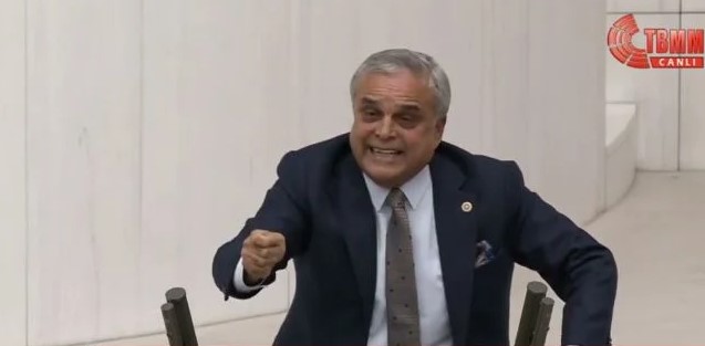 Özel, seçim sürecinde yaşanan bir olayı hatırlatarak, parti içinde değişiklik olacağına dair sinyal verdi. Mersin Milletvekili Ufuk Çakır’ın Saadet Partisi’ne geçmesini beklediğini belirten Özel, Saadet Partisi’nden geçen Ali Fazıl Kasap’ın da CHP’ye geri döneceğini ifade etti.