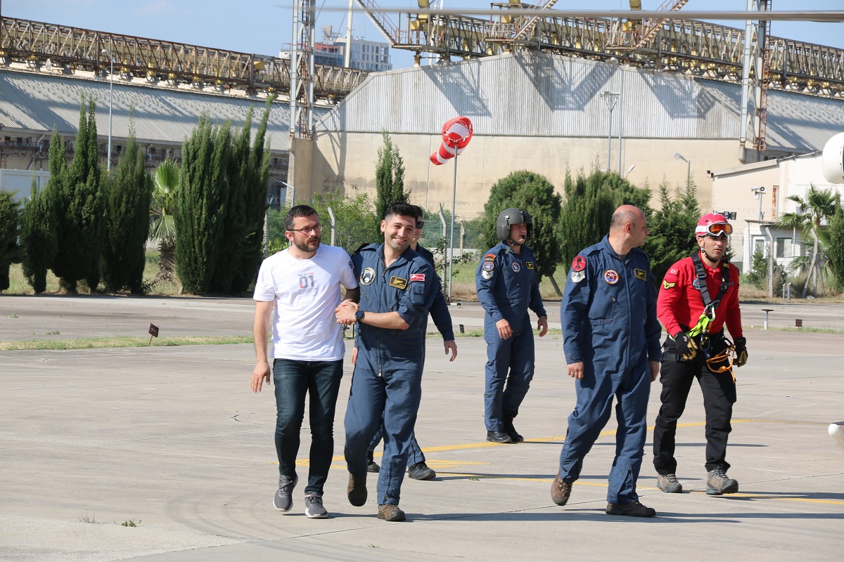 
Bölgede Sahil Güvenlik Komutanlığı ve Türk Silahlı Kuvvetlerine bağlı gece görüşlü helikopterle gece boyunca kurtarma çalışmaları devam etti. Helikopter ile havadan alınan vatandaşlar kaza yerine yaklaşık 2 kilometre uzaklıkta bulunan Sahil Güvenlik Komutanlığı helikopter pistine getirildi. Burada ilk müdahalesi sağlık ekipleri tarafından yapılan vatandaşlara psikososyal destek de veriliyor. Teleferikte mahsur kalan vatandaşları kurtarmak için 2 binin kişinin havadan ve karadan katılımı ile yapılan operasyon 23 saat sonra tamamlandı. Operasyonda 174 kişi kurtarıldı. Operasyonda son kurtarılan Deniz Ergelen, heyecanlı ve yorgun olduğunu söyledi. Ergelen daha sonra sağlık ekipleri tarafından ambulansa alındı.
