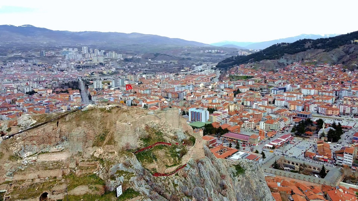 Tokat Kalesinde 8 yıldır süren restorasyon çalışmasından ötürü kaleye bir türlü gelemiyoruz. Geldiğimiz neticede kapıları da görüyorsunuz zincirli buluyoruz. Restorasyonun bir an önce başlayarak bitmesi için mücadele ediyoruz. Buradan Vakıflar Genel Müdürlüğü, Turizm Bakanlığı ve bu alanda görevli olan mercilere sesleniyorum. Bizim tarihimiz Fatih'tir, Osmanlı'dır. Biz bu tarihimizin yaşatılmasını istiyoruz. Kont Drakula Tokat Kalesi'nde esir tutulmuştur. Biz tarihimize sahip çıkıyoruz ve biz tarihimizle güçlü bir milletiz ve güçlü olmaya da devam edeceğiz” dedi.