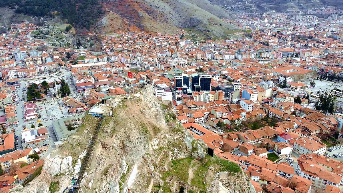 Biliyorsunuz Fatih Sultan Mehmet Han ile aynı sarayda büyümüştür. Ve ihanet sonucunda bu zindanlarda tutulmuştur. Bu zindanların altında geçitler mevcuttur. Fatih Sultan Mehmet Han o dönemde Kazıklı Voyvoda Vilad Tepeş'i buraya getirdiğinde şehre doğrudan götürmüyor.