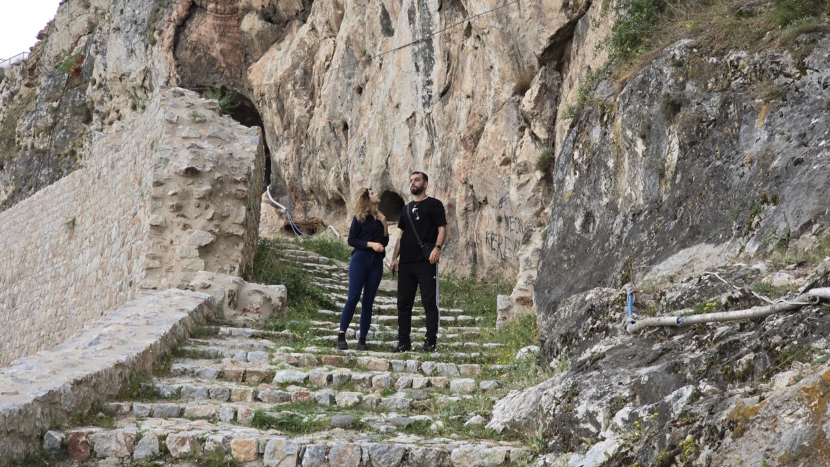 Drakula olarak bilinen ve film ile romanlara konu olan Eflak Voyvodası 3'üncü Vlad Dracul'un 15'inci yüzyılda 4 yıl boyunca esir tutulduğu iddialarıyla tarihi ve eşsiz bir yapı olarak öne çıkan Tokat Kalesi'nde, 2009 yılında başlanan restorasyon çalışmaları nedeniyle ziyaretçilerine kapılarını kapattı. Aradan geçen 15 yıla rağmen restorasyon çalışmalarında bir ilerleme olmayınca tarihi kale açılacağı günü bekliyor.
