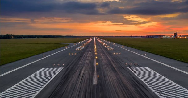İngiltere medyasında yer alan haberlere göre, Virgin Atlantic’e ait bir Boeing 787 Dreamliner, Terminal 3’te park pozisyonuna geçerken British Airways’e ait bir Airbus A350 XWB ile çarpıştı. Çarpışma sonucunda her iki uçakta da kanat uçları ve gövdelerde hafif hasarlar oluştu.