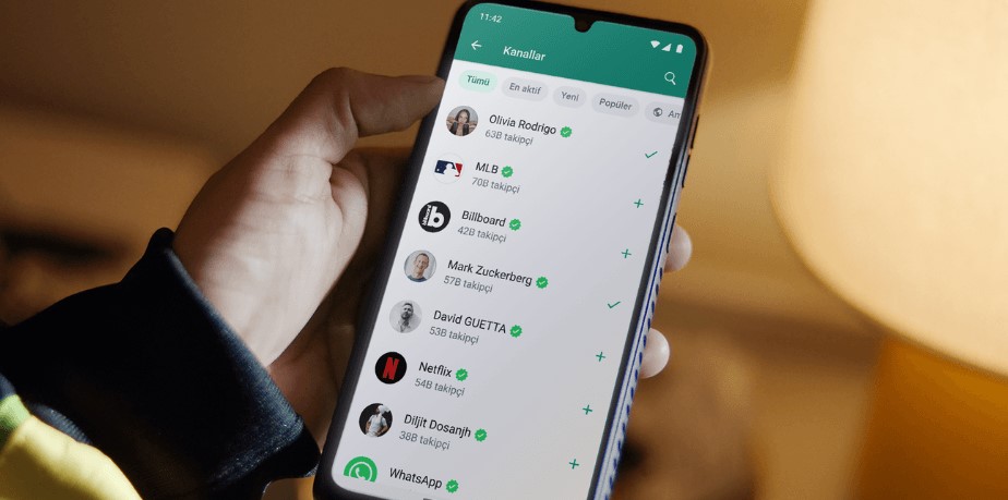 WABetaInfo tarafından beta testi sırasında tespit edilen bu özellik, kullanıcılara şu anda aktif olan veya yakın zamanda çevrimiçi olan arkadaşları, aileleri ve iş arkadaşlarıyla bağlantı kurmanın daha kolay bir yolunu sunmayı hedefliyor.