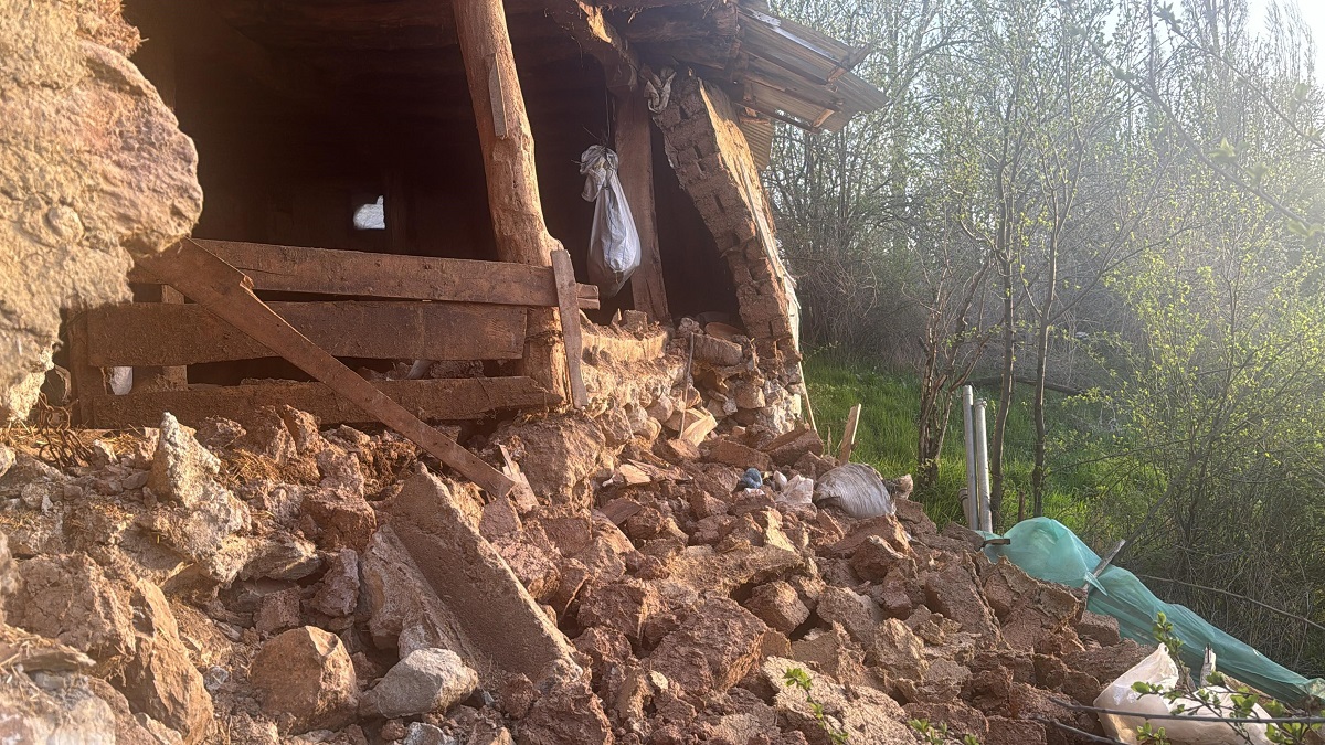 Dron'un çektiği görüntülerde, depremin vurduğu bölgelerde binaların yıkıldığı, cami minarelerinin düştüğü, kayalarla kapanan yolların iş makineleri ile açıldığı görüldü.

