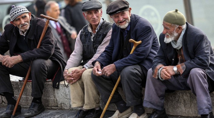 BAYRAM İKRAMİYESİNDE YÜZDE 50 ARTIŞ
2024 yılı için bayram ikramiyesi ödemeleri, geçtiğimiz yıllara göre yüzde 50 artışla 3 bin TL'ye yükseltildi. SSK, Bağ-Kur ve Emekli Sandığı emeklileri, bu yıl toplamda 6 bin TL bayram ikramiyesi alacaklar.
