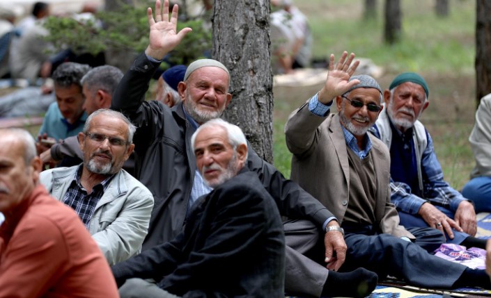 KİMLER HAK KAZANIYOR?
Yaklaşan Ramazan Bayramı öncesinde, bayram ikramiyesinden kimlerin faydalanacağı merak ediliyor. Vefat eden sigortalıların yakınları ile dul ve yetim maaşı alanlar, hisseleri oranında ikramiye alabiliyorlar.
