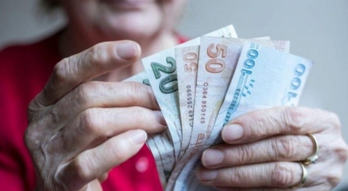 İKRAMİYE ÖDEMELERİ NE ZAMAN YAPILACAK?
Üç bin lira olarak hesaplara yatırılacak olan ilk emekli bayram ikramiyesi, Ramazan Bayramı'ndan önceki hafta olan 2 Nisan - 5 Nisan tarihleri arasında hesaplara geçecek. Maaş ödemeleri, her ayın 17 veya 18'inde olanlara 2 Nisan'da, 19, 20, 21, 22'nde olanlara 3 Nisan'da ve 23, 24, 25, 26'ında olanlara ise 4 Nisan'da gerçekleştirilecek.
