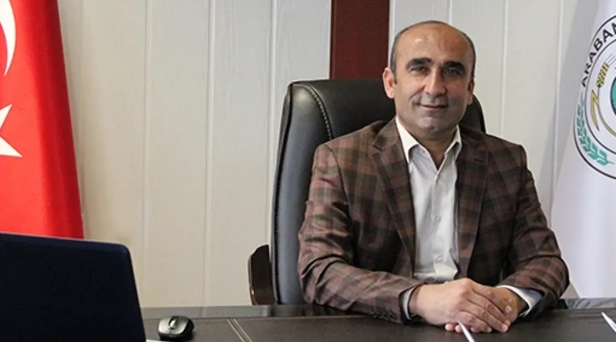 ARABAN BELEDİYE BAŞKANI MEHMET ÖZDEMİR KİMDİR?

1967'de Gaziantep’in Araban ilçesinde doğdu. İlk, orta ve lise öğrenimini Araban’da tamamlayan Özdemir, 2004-2009 yıllarında MHP'den Araban meclis üyeliği yaptı. 2009-2019 yıllarında Araban Belediye Başkanlığı görevine seçilen Özdemir, ilçede hırdavatçılık üzerine esnaftır. Özdemir, evli ve 5 çocuk babasıdır.
31 Mart 2024 tarihinde yapılan yerel seçimlerde Araban Belediye Başkanı olmuştur.
