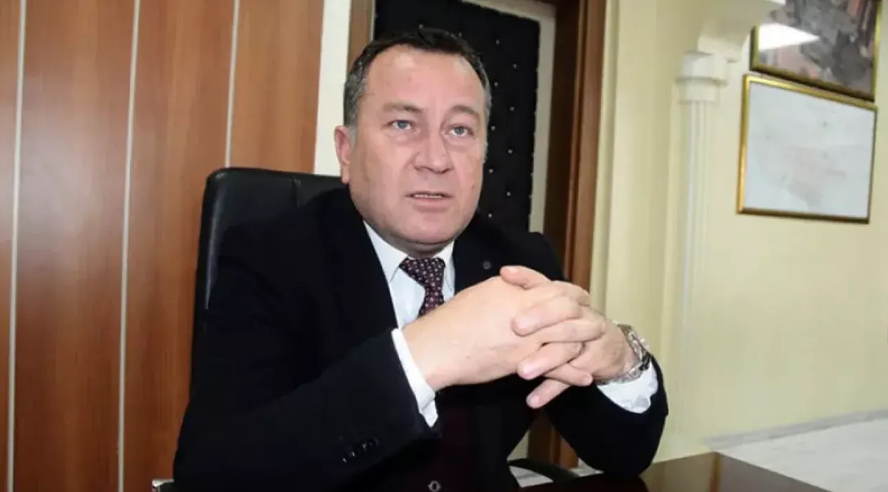 NİZİP BELEDİYE BAŞKANI ALİ DOĞAN KİMDİR?

Ali Doğan, ilk ve orta öğrenimini Karkamış'ta tamamladı. Nizip Endüstri Meslek ve Teknik Lisesinden mezun olan Doğan, vatani görevini yaptıktan sonra Karkamış Barajı'nda tekniker olarak iş yaşamına başladı. 2000 yılında ise Nizip'te faaliyete geçirdiği kendi şirketiyle hayalini kurduğu iş dünyasına adım attı. İş yaşamında elde ettiği başarılarla adını duyuran Ali Doğan, 2004'te Gaziantep'te, 2005 yılında Adana'da iş sahasını genişletti. Sonraki yıllarda ise İzmir'de inşaat sektörüne yatırım yaptı. Doğan, evli ve 4 çocuk babası.
31 Mart 2024 tarihinde yapılan yerel seçimlerde Nizip Belediye Başkanı olmuştur.
