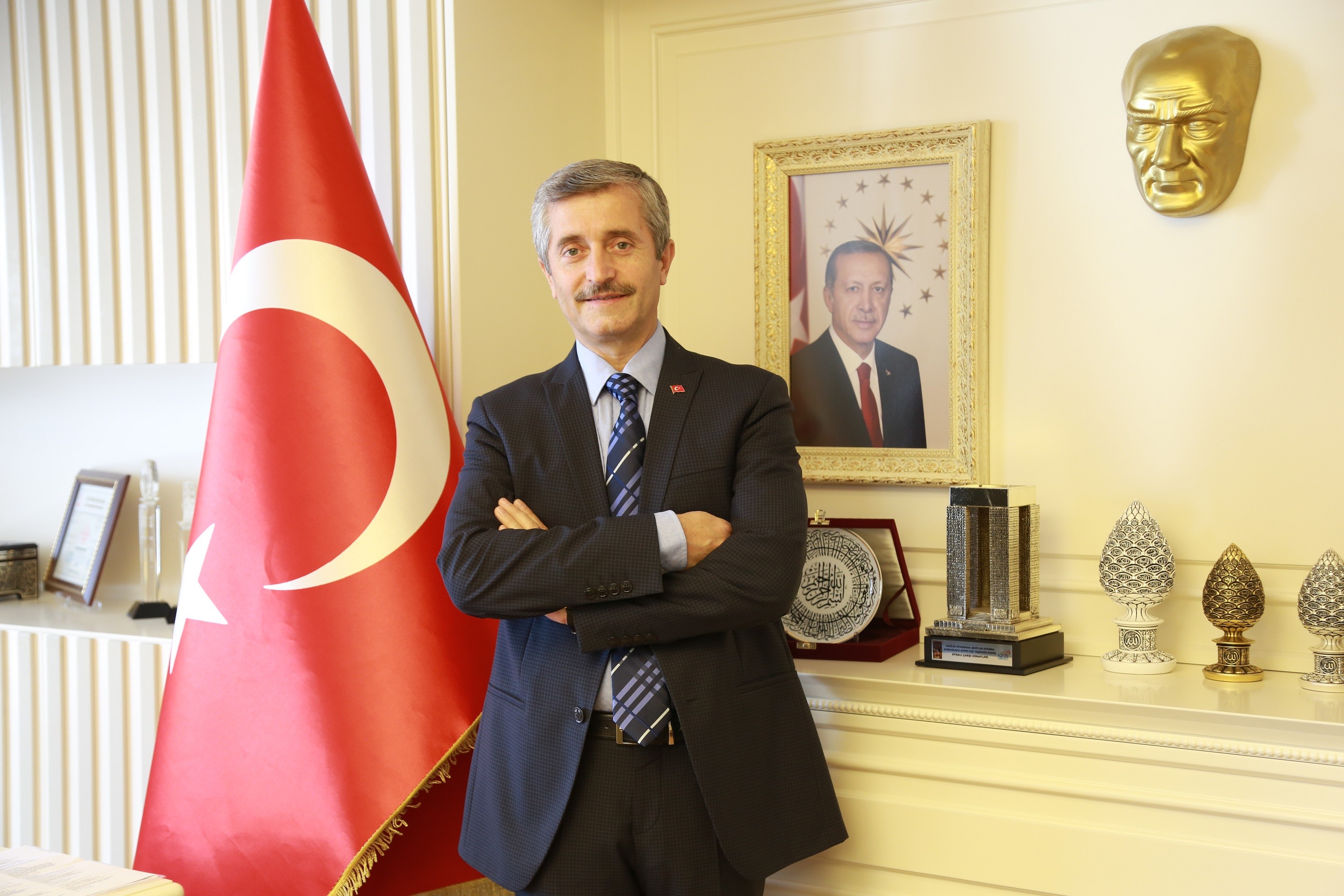 ŞAHİNBEY BELEDİYE BAŞKANI MEHMET TAHMAZOĞLU KİMDİR?

1959 yılında Gaziantep ili Şahinbey İlçesinde doğdu.
İlkokulu Şehreküstü Ahmet Çelebi İlkokulu'nda, orta ve lise tahsilini Atatürk Lisesi'nde tamamladı.1982 yılında Erzurum Atatürk Üniversitesi İşletme Fakültesi'nden mezun oldu.
1983-1984 yılları arasında askerlik görevini yedek subay olarak yerine getirdi.
İş hayatına 1984 yılında mali müşavir olarak başladı. Bir süre ticaretle uğraştı. 1999 yılından itibaren yeminli mali müşavir olarak çalıştı.
20 yıldan bugüne kadar birçok sivil toplum örgütünde yönetim kurulu üyeliği ve yöneticilik yaptı.
Siyasi hayatına 2001 yılında AK Parti'nin kurucu il yönetim kurulu üyesi olarak başladı. 5 yıl il başkan yardımcılığı, siyasi ve hukuk İşleri başkanlığı yaptı.
Ak Parti'den 22 Temmuz 2007 seçimlerinde 8.sıra milletvekili adayı oldu.
29 Mart 2009 Yerel seçimlerinde Şahinbey Belediye Başkanlığı'na seçildi.
30 Mart 2014 Yerel seçimlerinde yeniden Şahinbey Belediye Başkanlığı'na seçildi.
Mehmet İhsan Tahmazoğlu, 31 Mart 2024’de yapılan yerel seçimlerde AK Parti Gaziantep Şahinbey Belediye Başkanı oldu.
