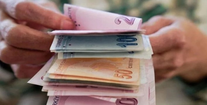 YÜZDE 50'LİK ARTIŞ BEKLENTİSİ

Yılmaz, kamu bankalarındaki promosyon ödemelerinin yüzde 50 artırılmasının ardından özel bankalarda da benzer bir artışın yaşanabileceğini ifade etti. Bu durumda, özel bankalardan alınan promosyonların 15 bin TL civarında olan miktarlarının yüzde 50 artışla 22.500 TL'ye kadar çıkabileceğini öngördü.
