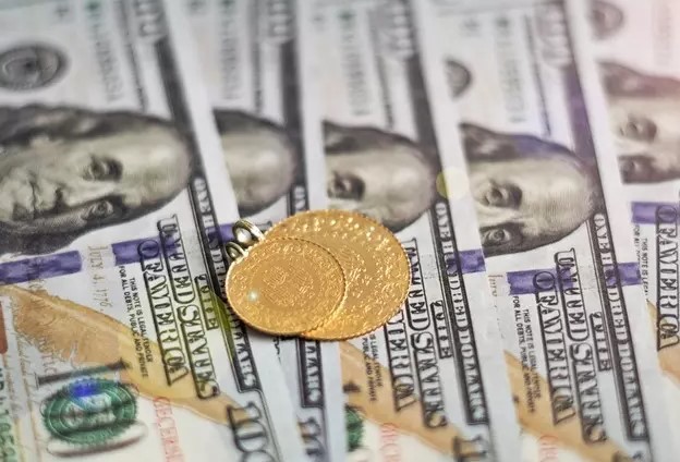 2500 DOLAR HEDEFİ
Uzmanlar, ons altın fiyatının önümüzdeki dönemde 2500 dolar seviyesine ulaşabileceğini öngörüyor. ABD Merkez Bankası'nın faiz indirimine yönelik beklentiler ve jeopolitik riskler, altının yükselişini destekleyen faktörler arasında yer alıyor.
