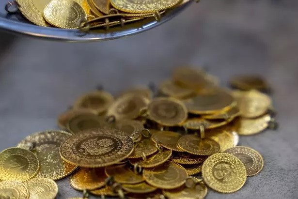 ALIM FIRSATLARI VE TAHMİNLER
Jeopolitik risklerin altın fiyatlarını desteklediğini belirten uzmanlar, yatırımcılara geri çekilmeleri alım fırsatı olarak görmelerini öneriyor. Ons altın ve gram altında yaşanan yükselişin devam edeceğini ve önümüzdeki dönemde daha da güçlenebileceğini ifade ediyorlar.
